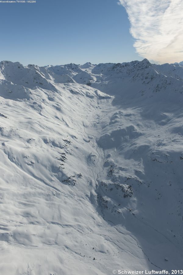 Flüelapass Nordseite. Der Passübergang wurde 1867 erstellt und bildet die kürzeste Verbindung zwischen dem Rheintal und dem Unterengadin. Die Rhätische Bahn unterquert den Gebirgszug weiter nördlich in der Vereina-Linie zwischen Selfranga und Sagliains..